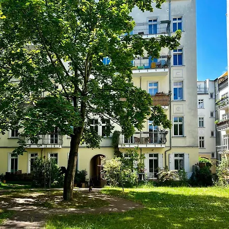 In Einem Ruhigen Garten, In Der Mitte Apartment Berlin