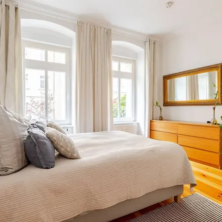 Apartment In Einem Ruhigen Garten, In Der Mitte *